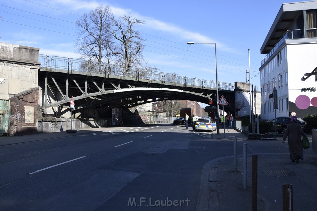 LKW blieb unter Bruecke haengen Koeln Deutz Deutz Muelheimerstr P184.JPG - Miklos Laubert